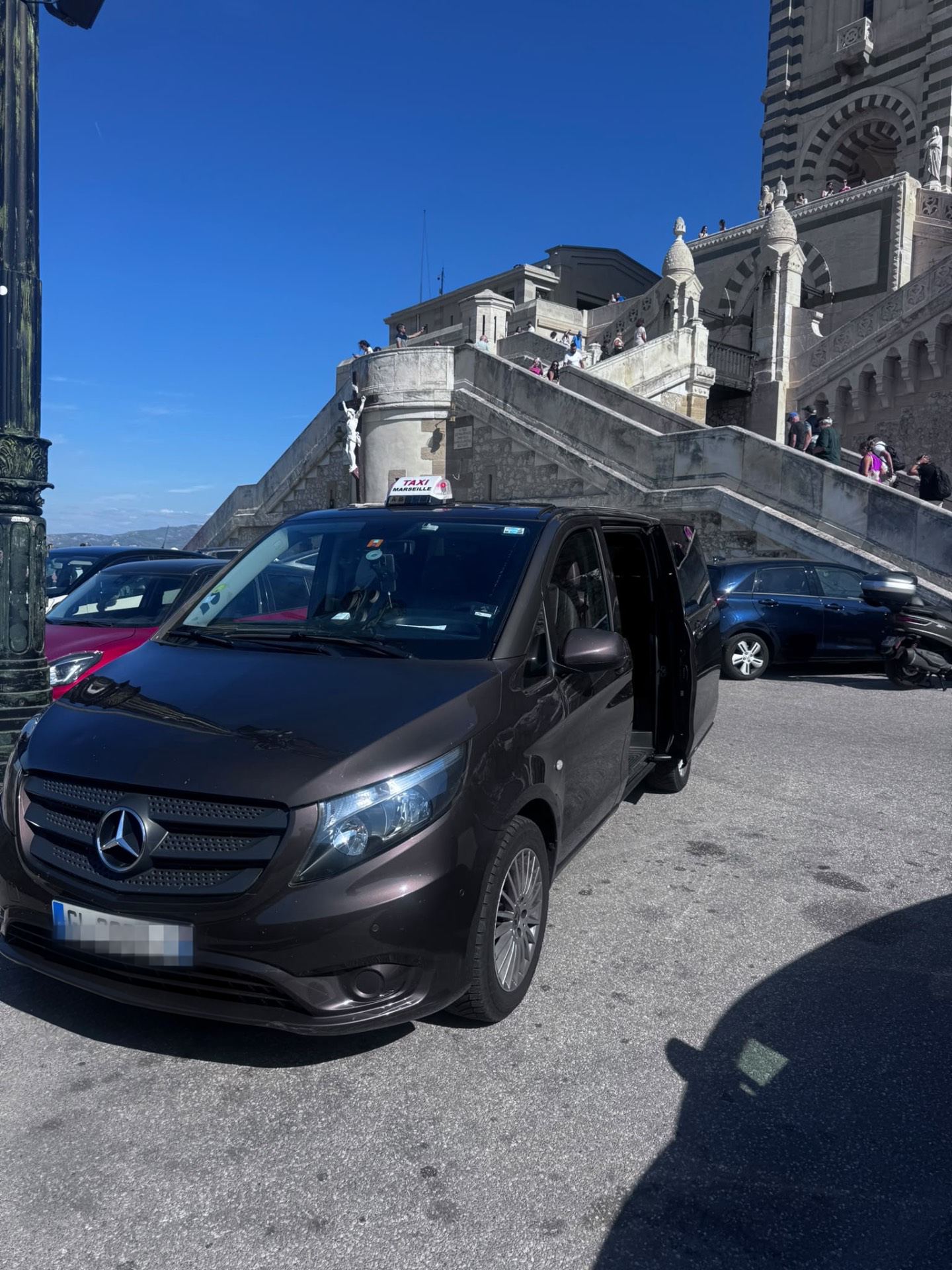 Le van Taxi Lyna devant Notre-Dame de la Garde à Marseille