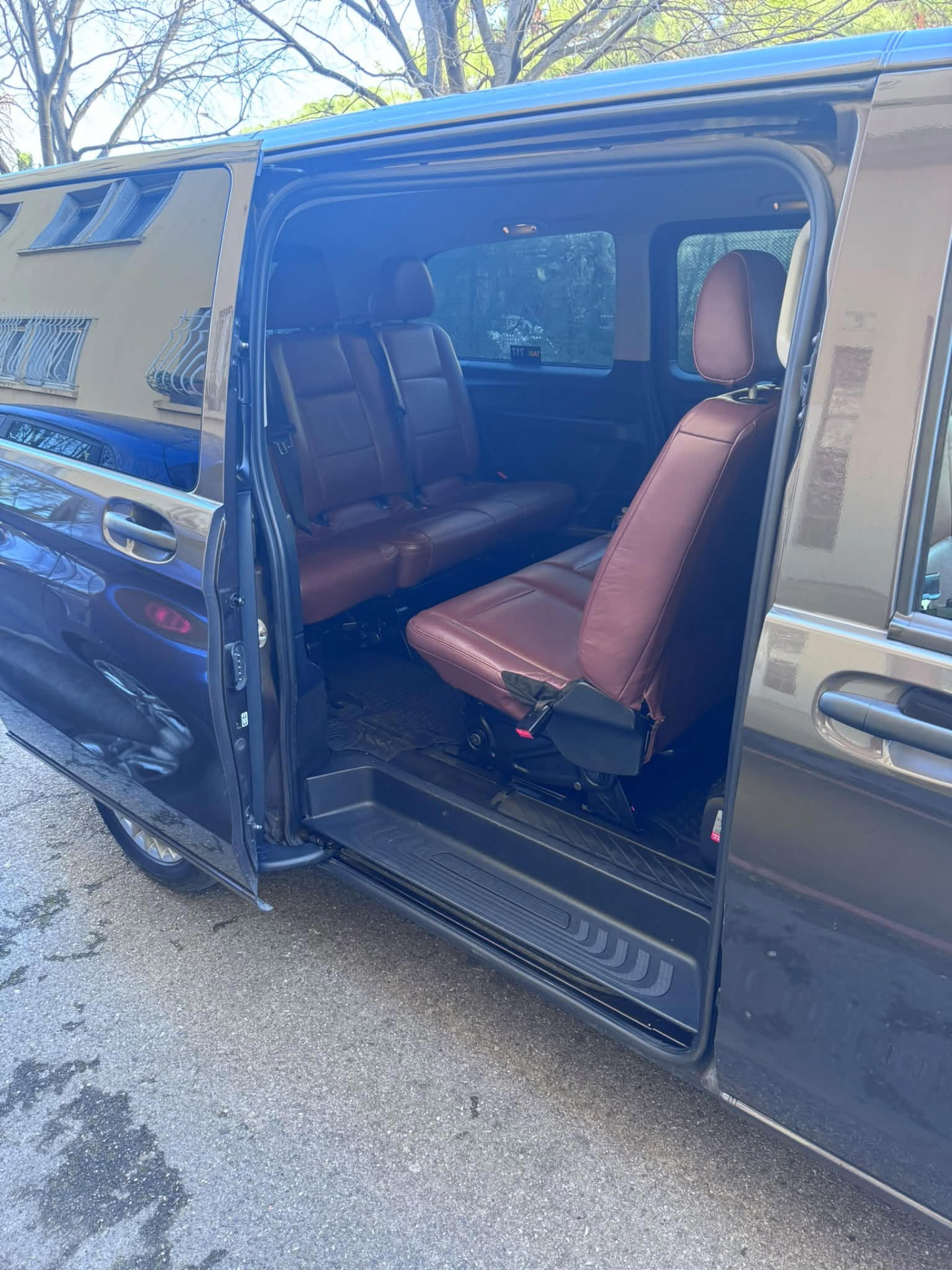 Intérieur cuir du van Mercedes, porte latérale ouverte