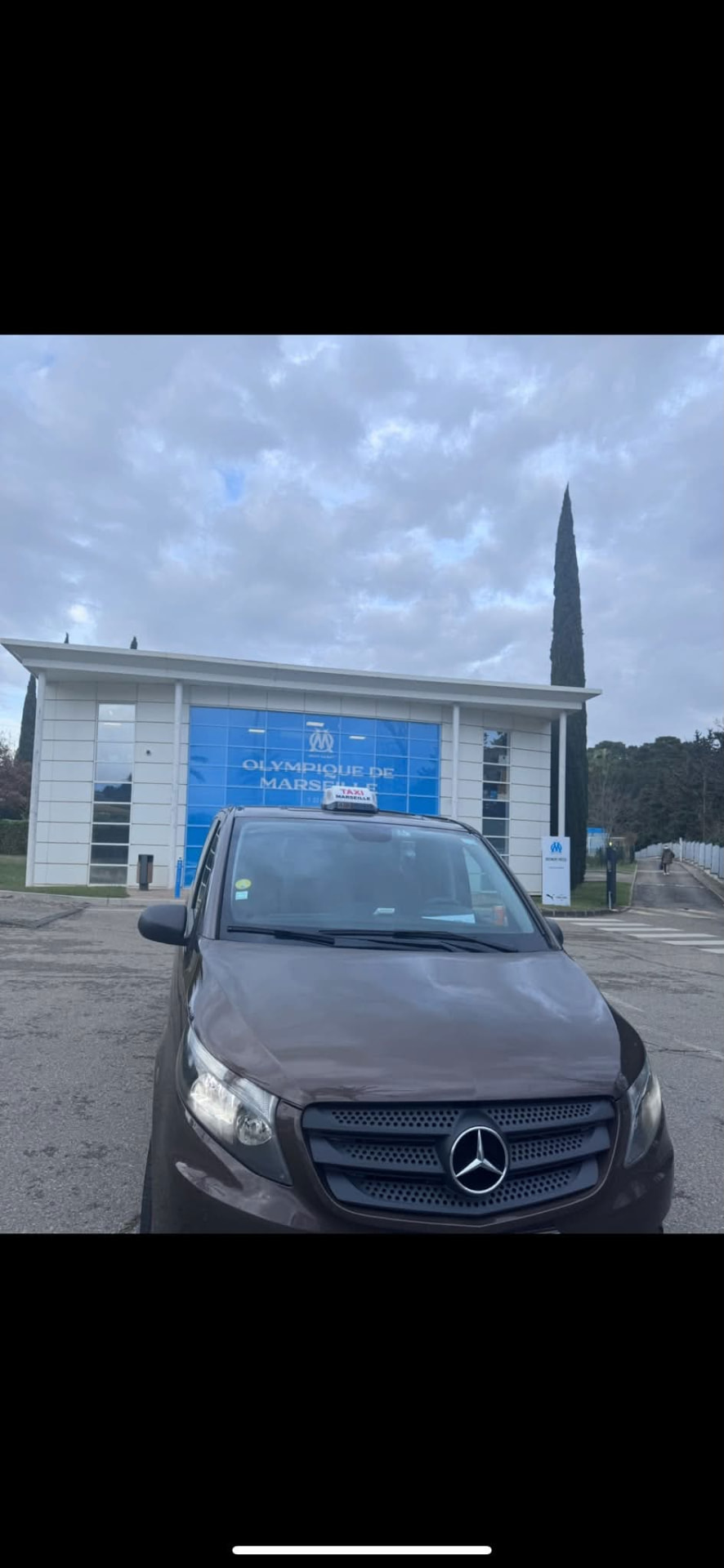 Le van Taxi Lyna devant le centre d'entraînement de l'OM