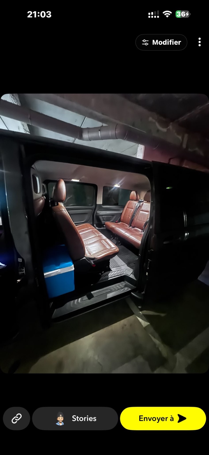L'intérieur éclairé du van, porte ouverte de nuit