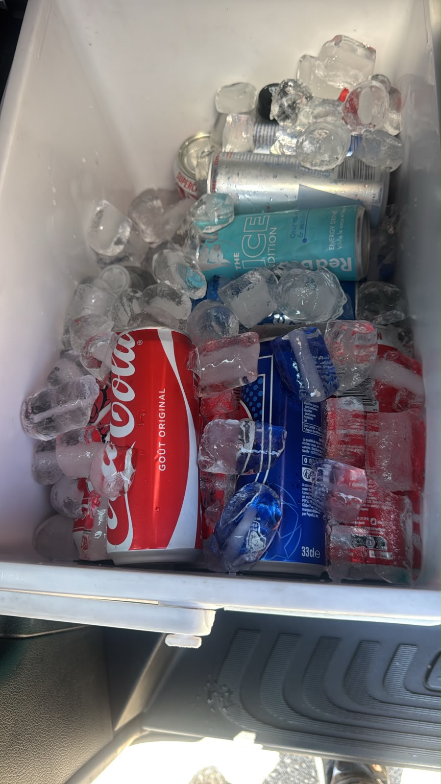 Boissons fraîches offertes dans la glacière du van