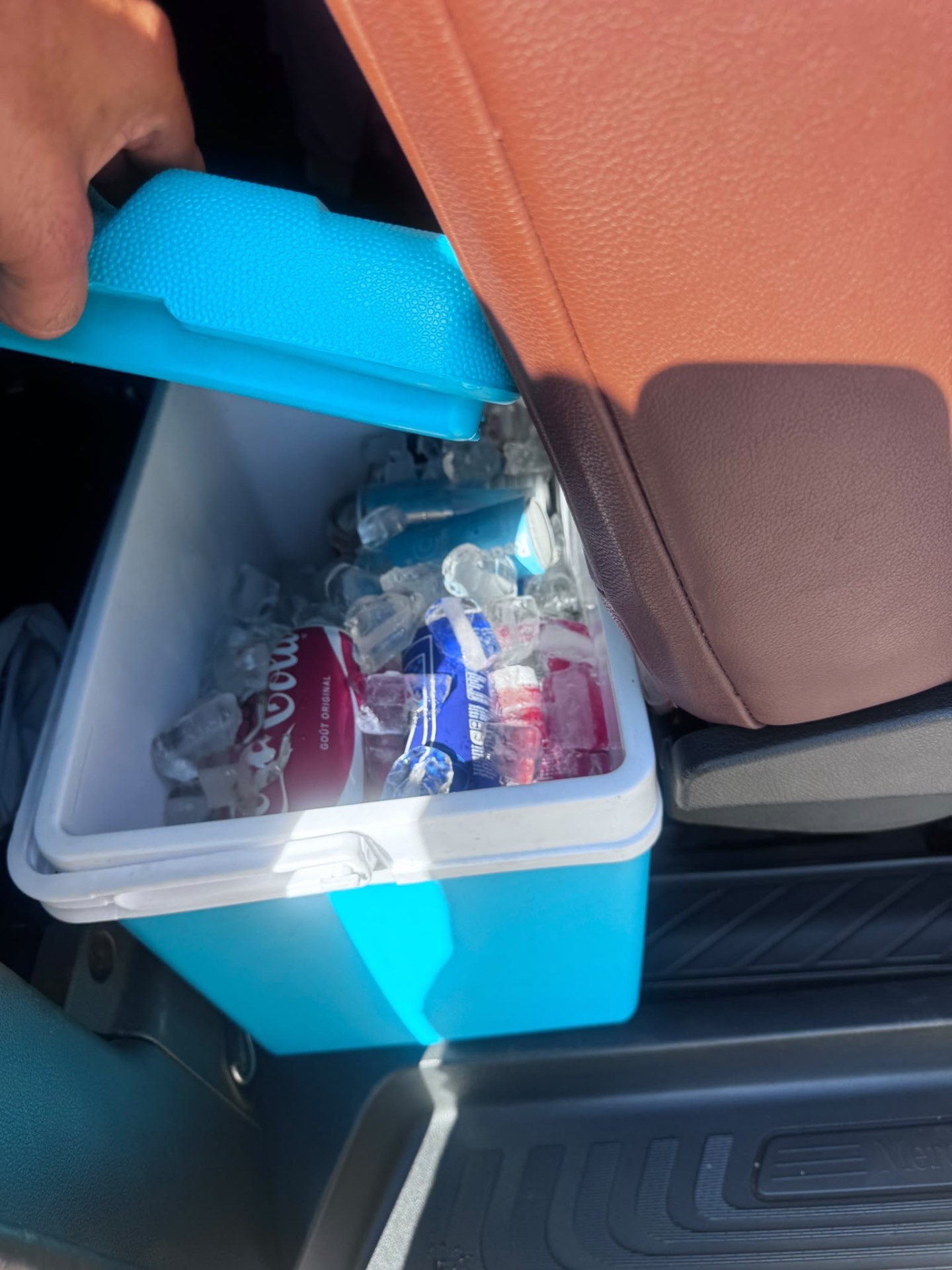 Glacière de boissons fraîches entre les sièges du van
