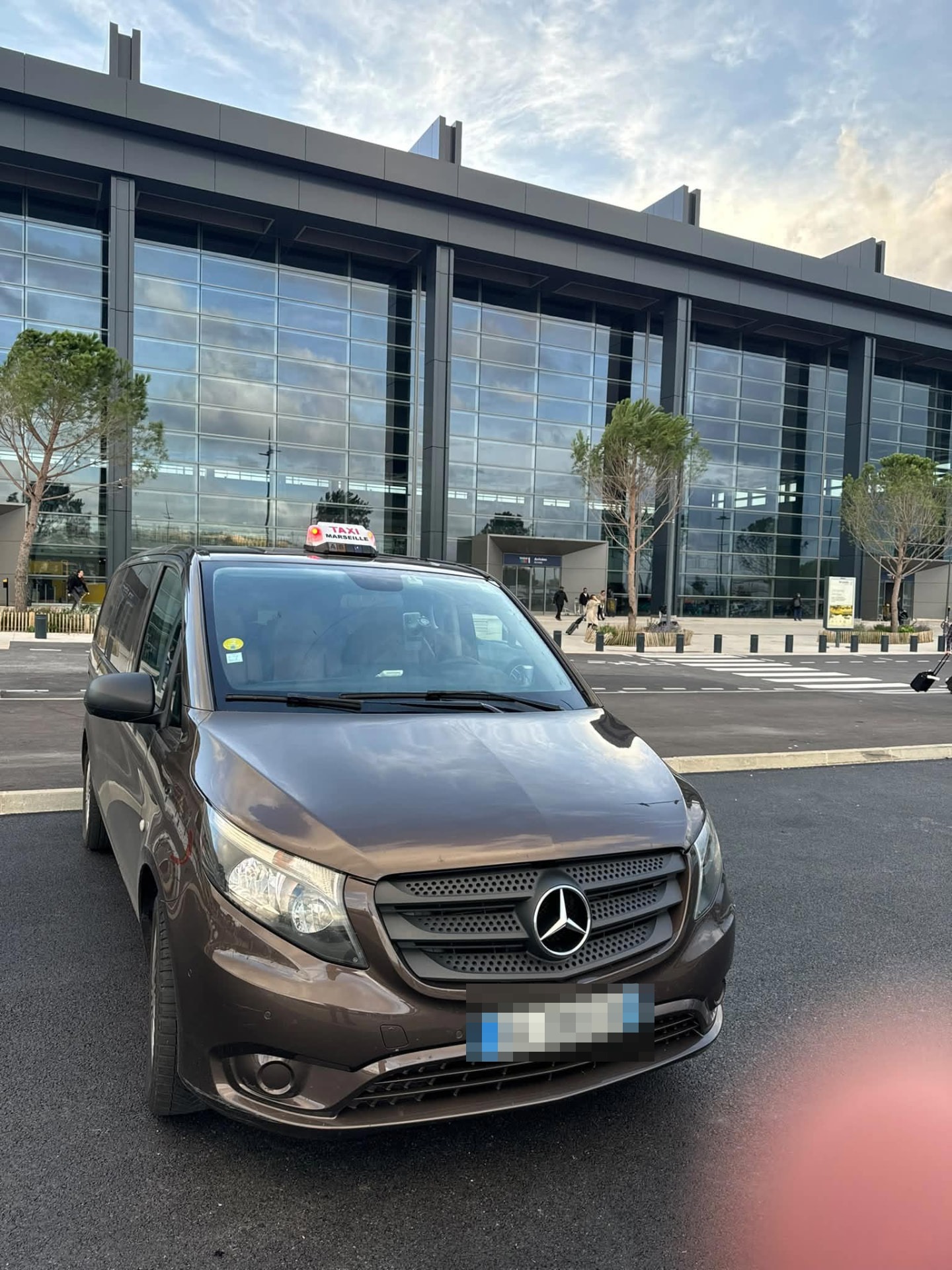 Le van Taxi Lyna devant l'aéroport de Marseille