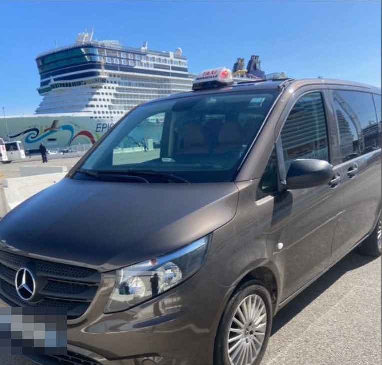 Le van Taxi Lyna devant un paquebot au port de Marseille