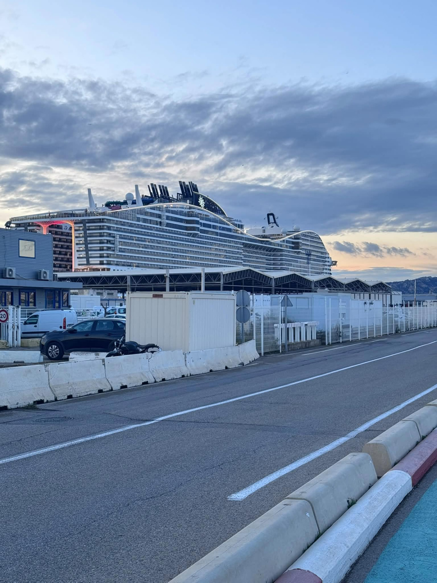 Paquebot de croisière au terminal de Marseille au lever du jour