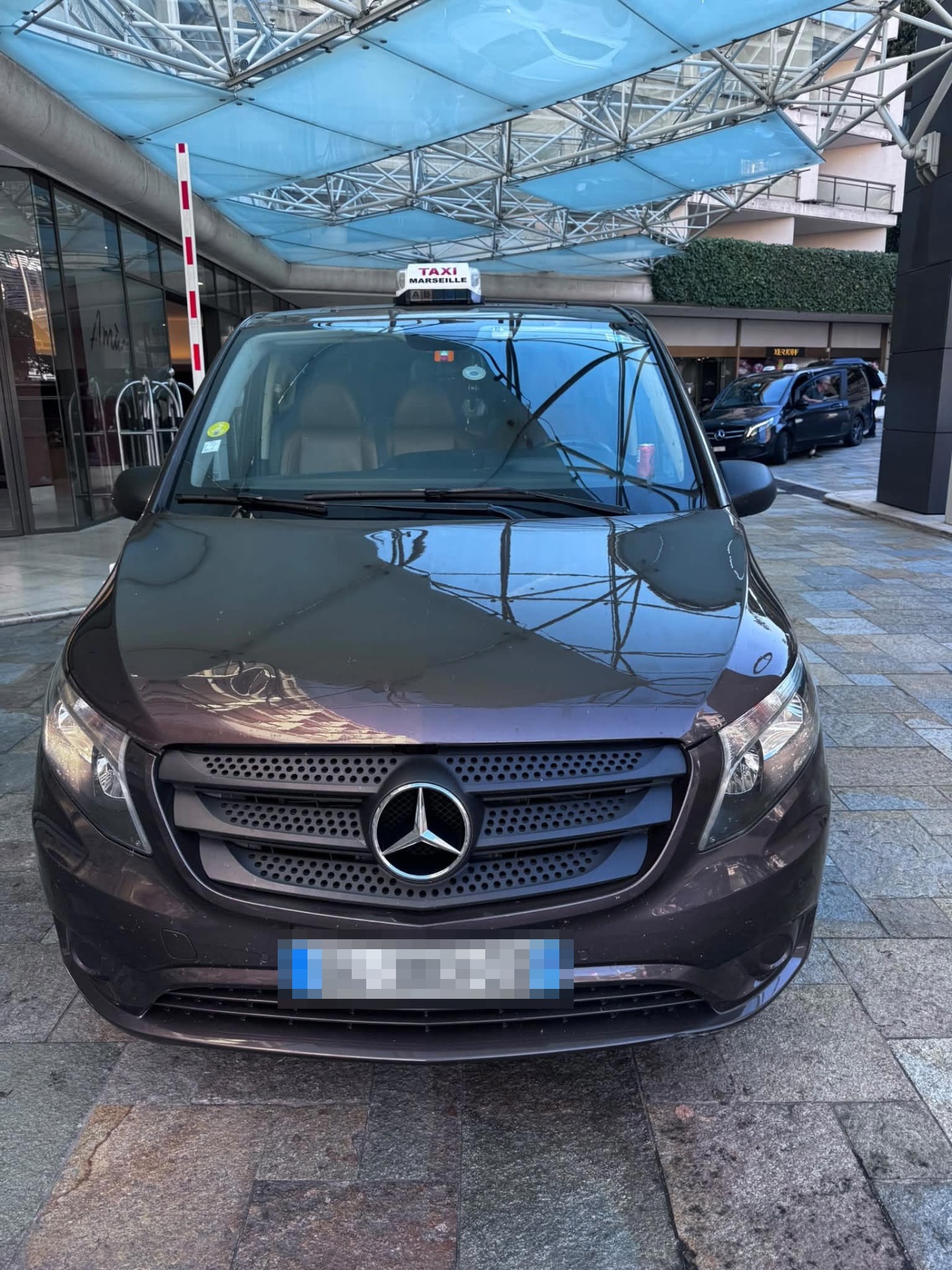 Le van Mercedes de Taxi Lyna vu de face, enseigne Taxi Marseille sur le toit